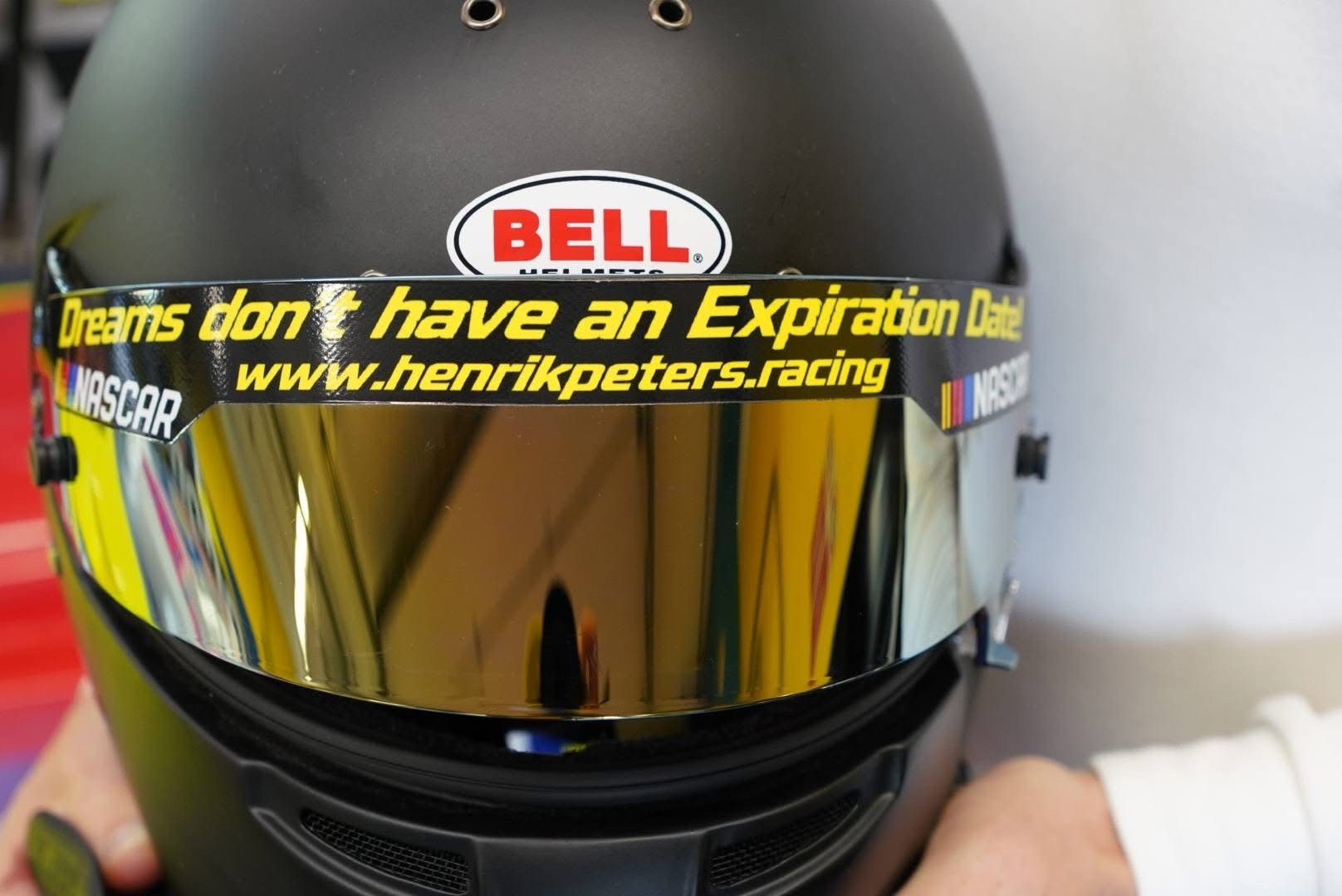 Henrik Peters helmet carrying the Dreams don’t have an Expiration Date message