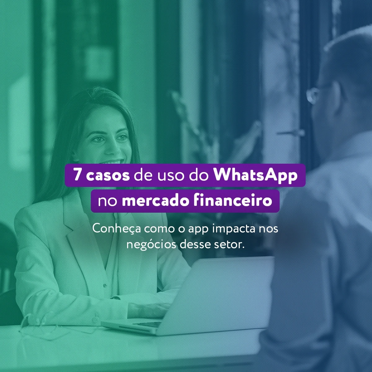 Funcionária de um banco orientando um cliente sobre o uso de WhatsApp para fins comunicacionais e financeiros