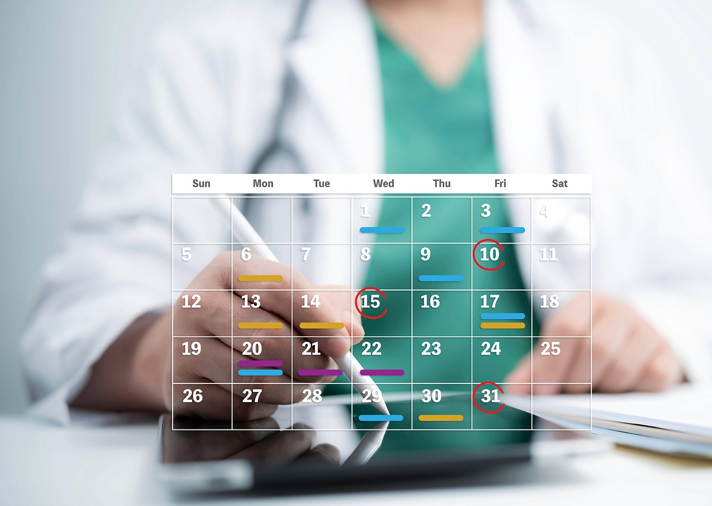 Medico scrive su un tablet con la penna ottica al gestione orari dipendenti. Con effetto ologramma in primo piano si vede in trasparenza il calendario sul quale sta gestendo gli orari