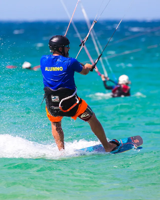 Student kitesurft unabhängig über das Wasser beim Kite kurs mit Explora Watersports Tarifa