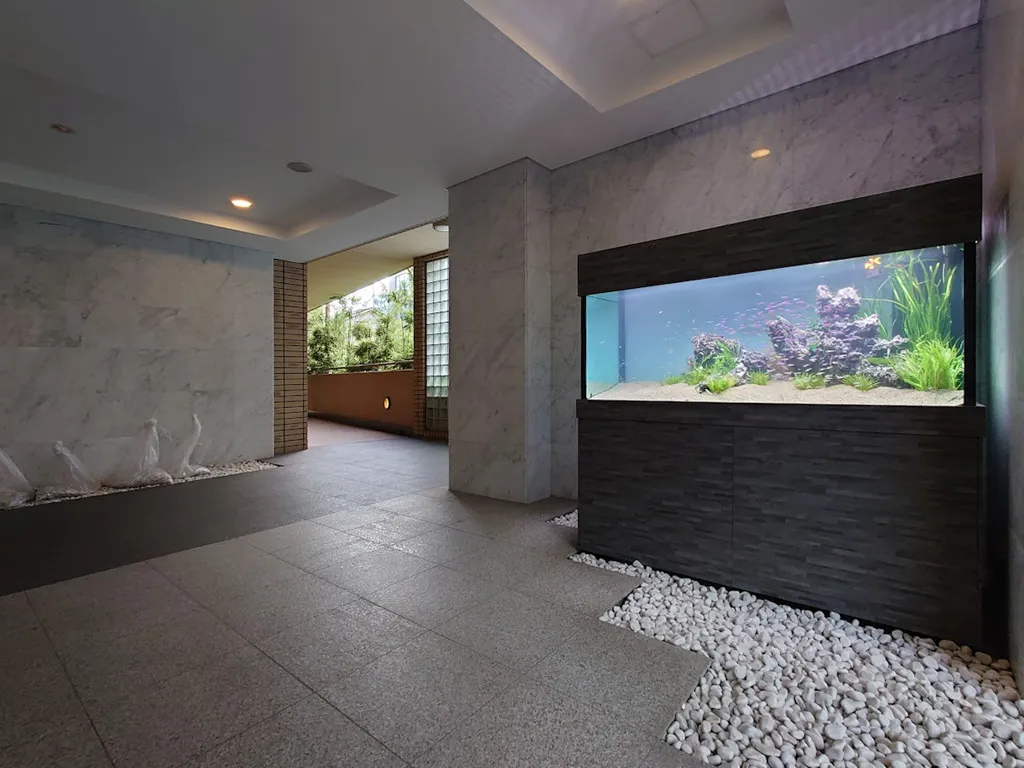 エントランスホールの空間演出として設置された横長アクアリウム水槽