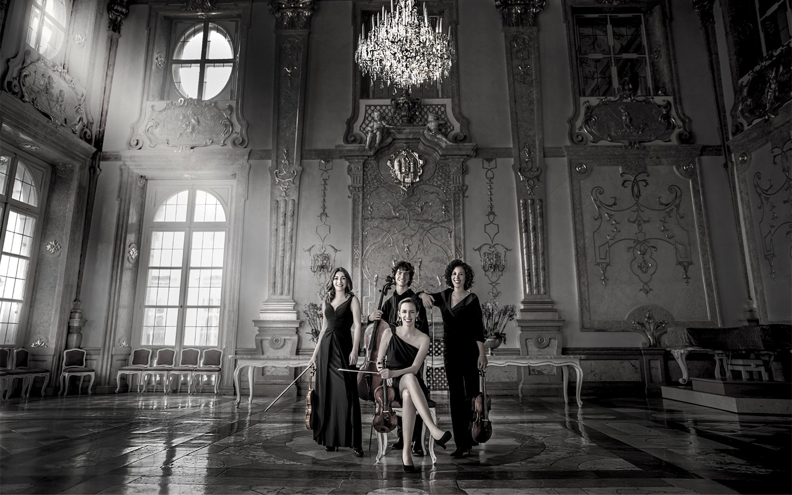 Musikere med strygeinstrumenter i Mirabell Palads koncertsal, Salzburg.