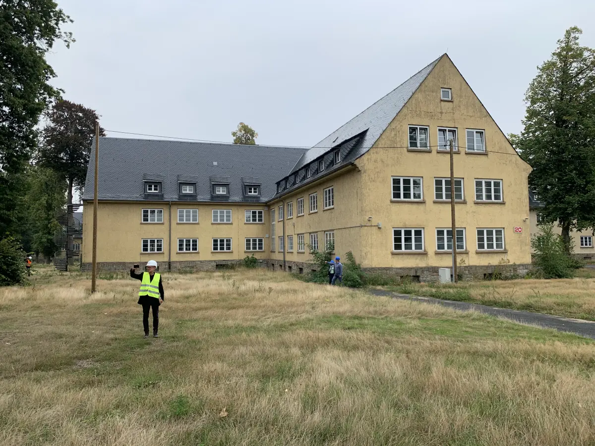Isometrische Zeichnung eines Bauprojekts mit mehreren Gebäuden und markierten Strukturen in Rot