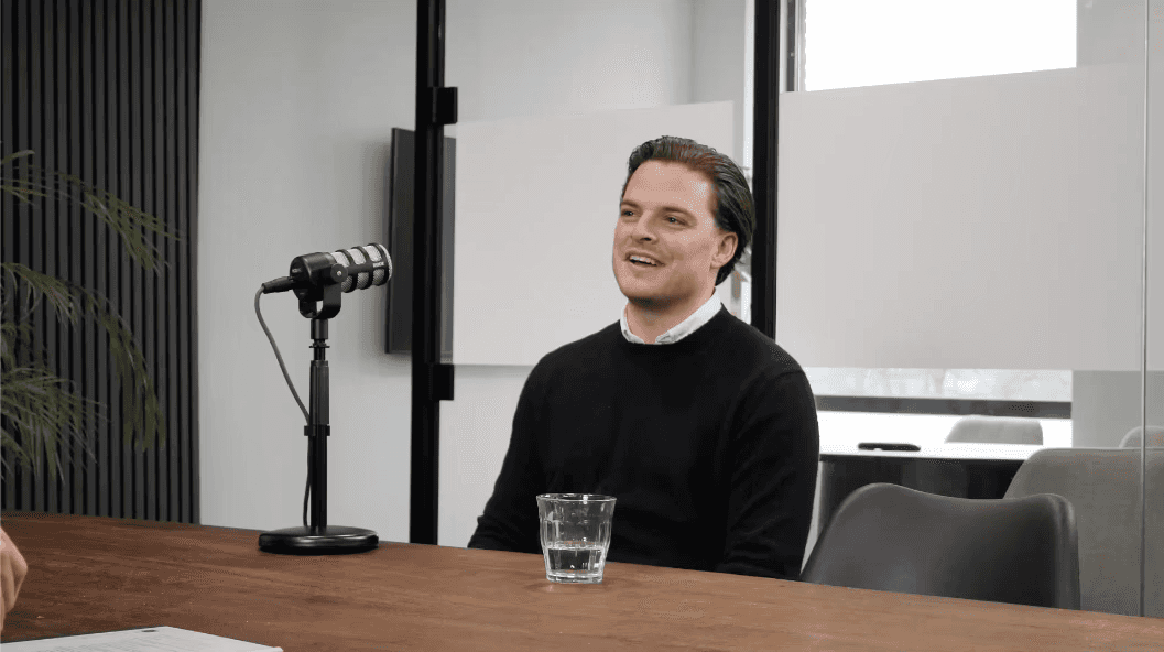 Beste AI-tools voor Bedrijven in 2026" met Tom Koopman (MSTR) en Bas (Skillable). De afbeelding toont logo's van tools zoals Claude Code, Gemini, Attio en Lovable.