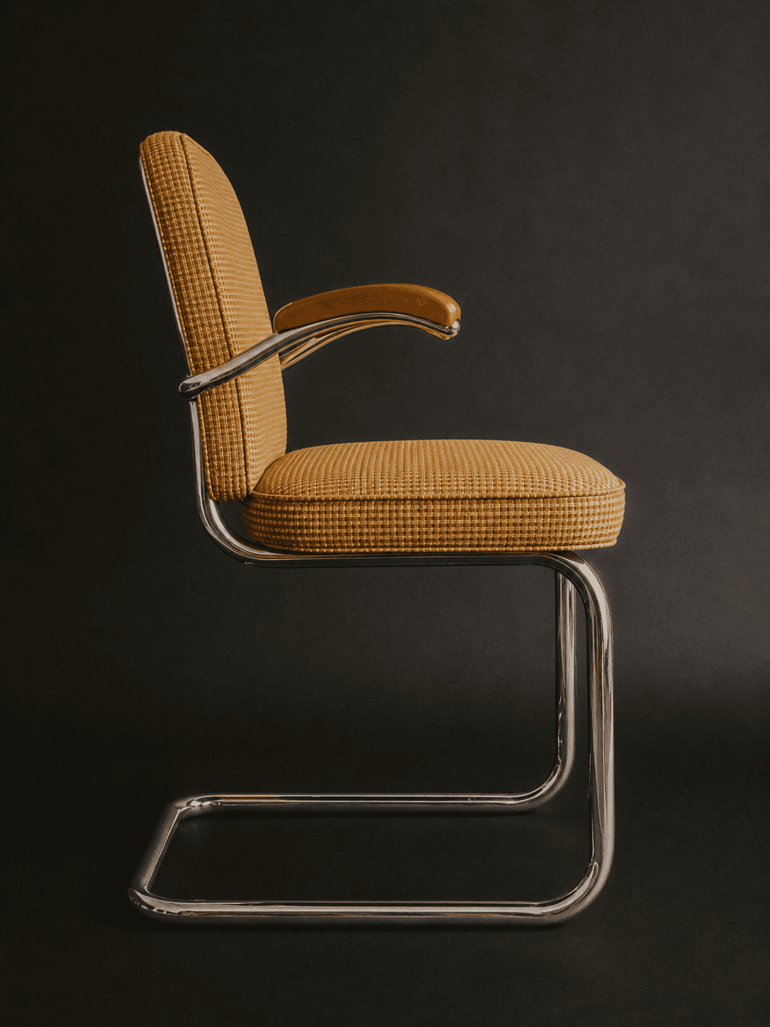 Lateral View of a 80s yellow chair