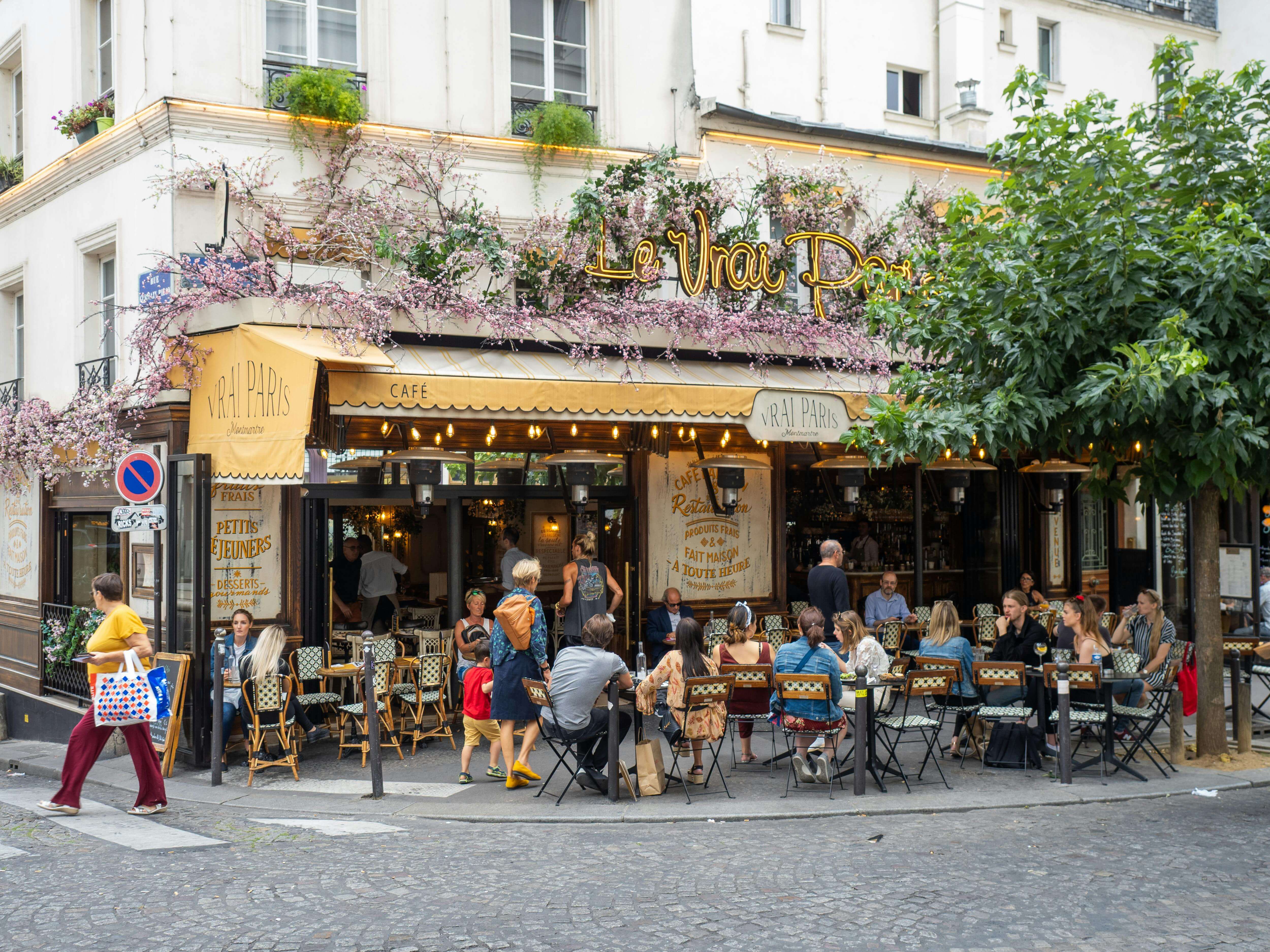 Busy Paris café with outdoor seating showing how local restaurant SEO attracts nearby customers