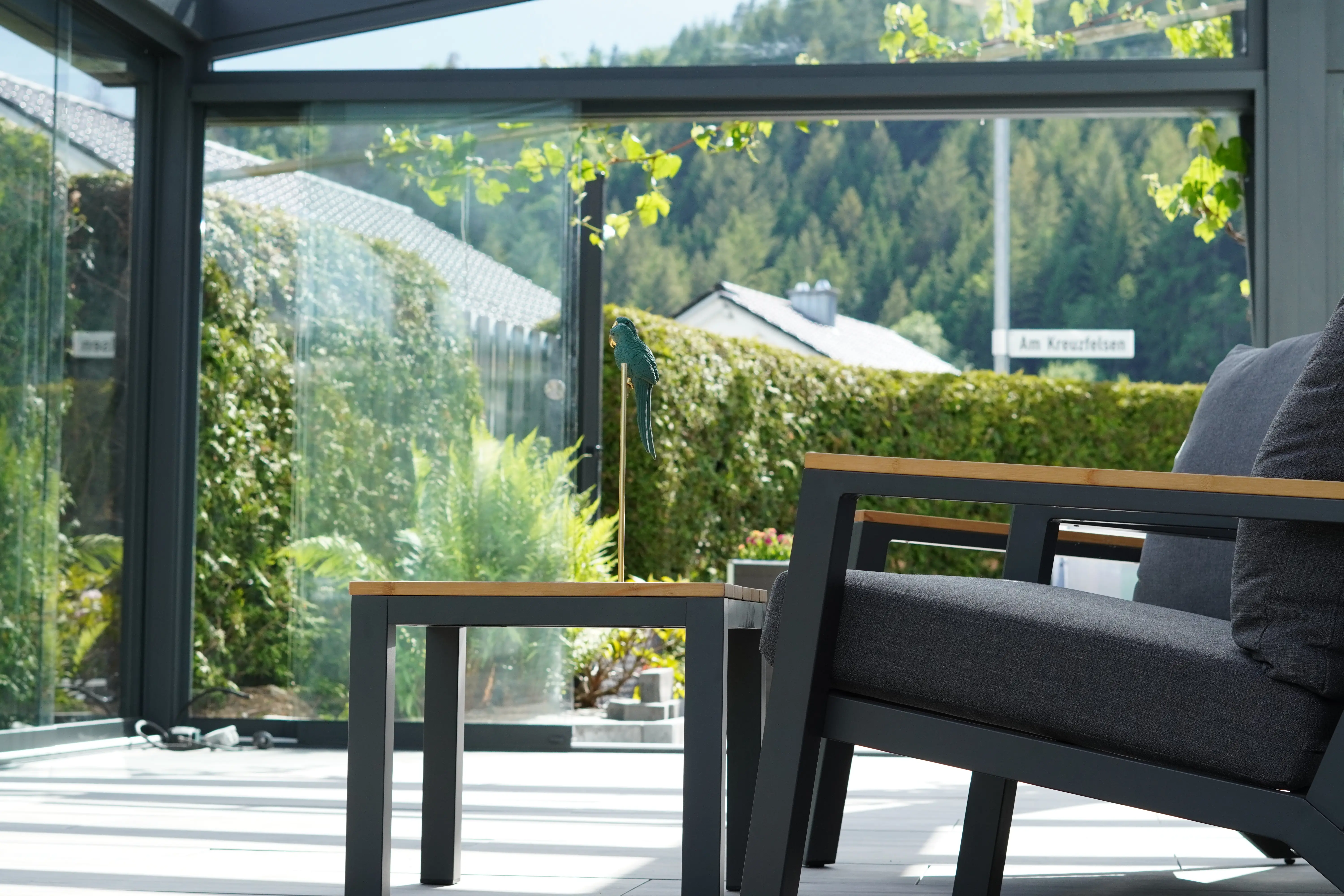Verglaster Sommergarten mit Loungebereich und Blick ins Grüne
