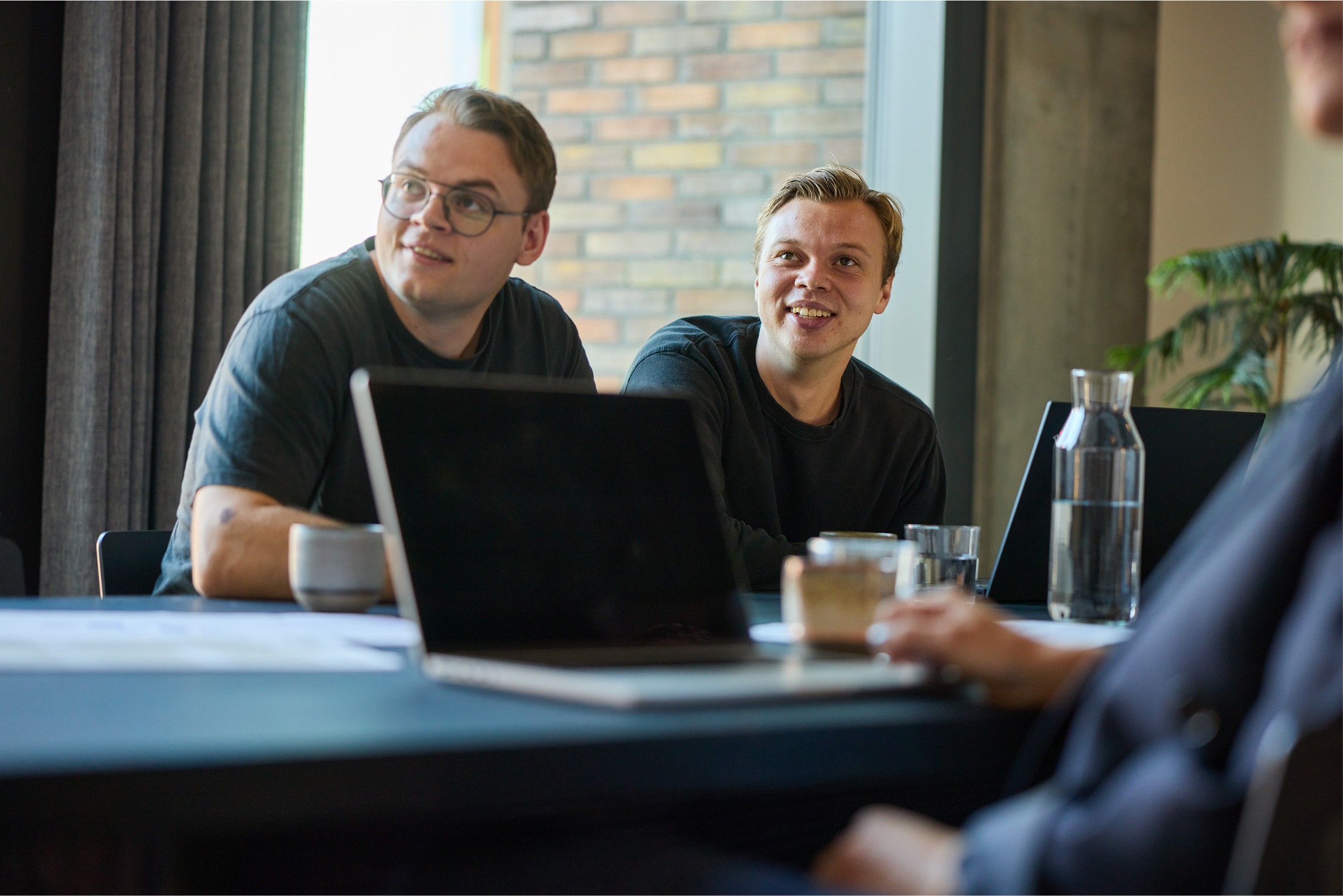 Michael og Mathias lytter interesseret