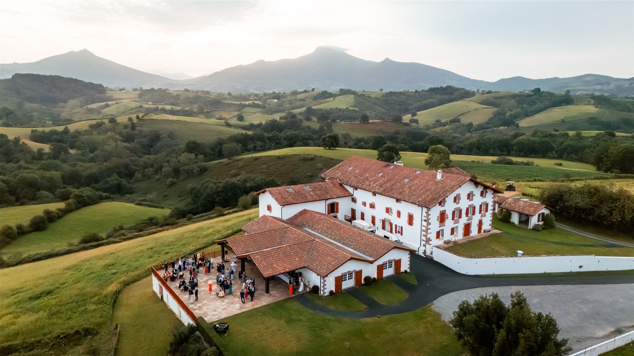vue aerienne de la ferme aux piments pour un mariage a saint pée sur nivelle au pays basque