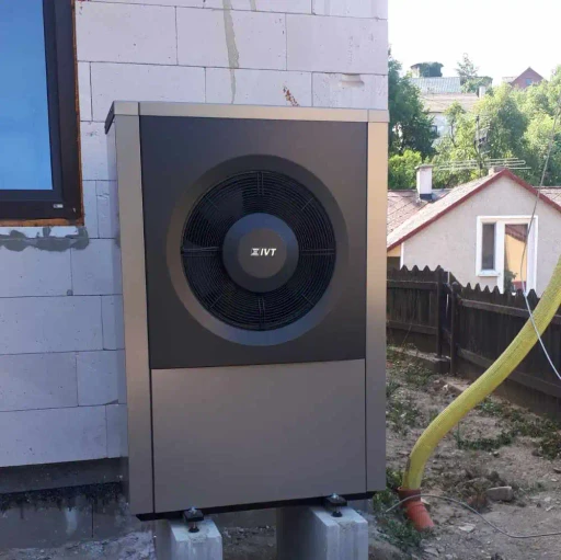 Vzduch-voda tepelné čerpadlo instalované venku u domu, značka ZNT, v blízkosti okna a domu.