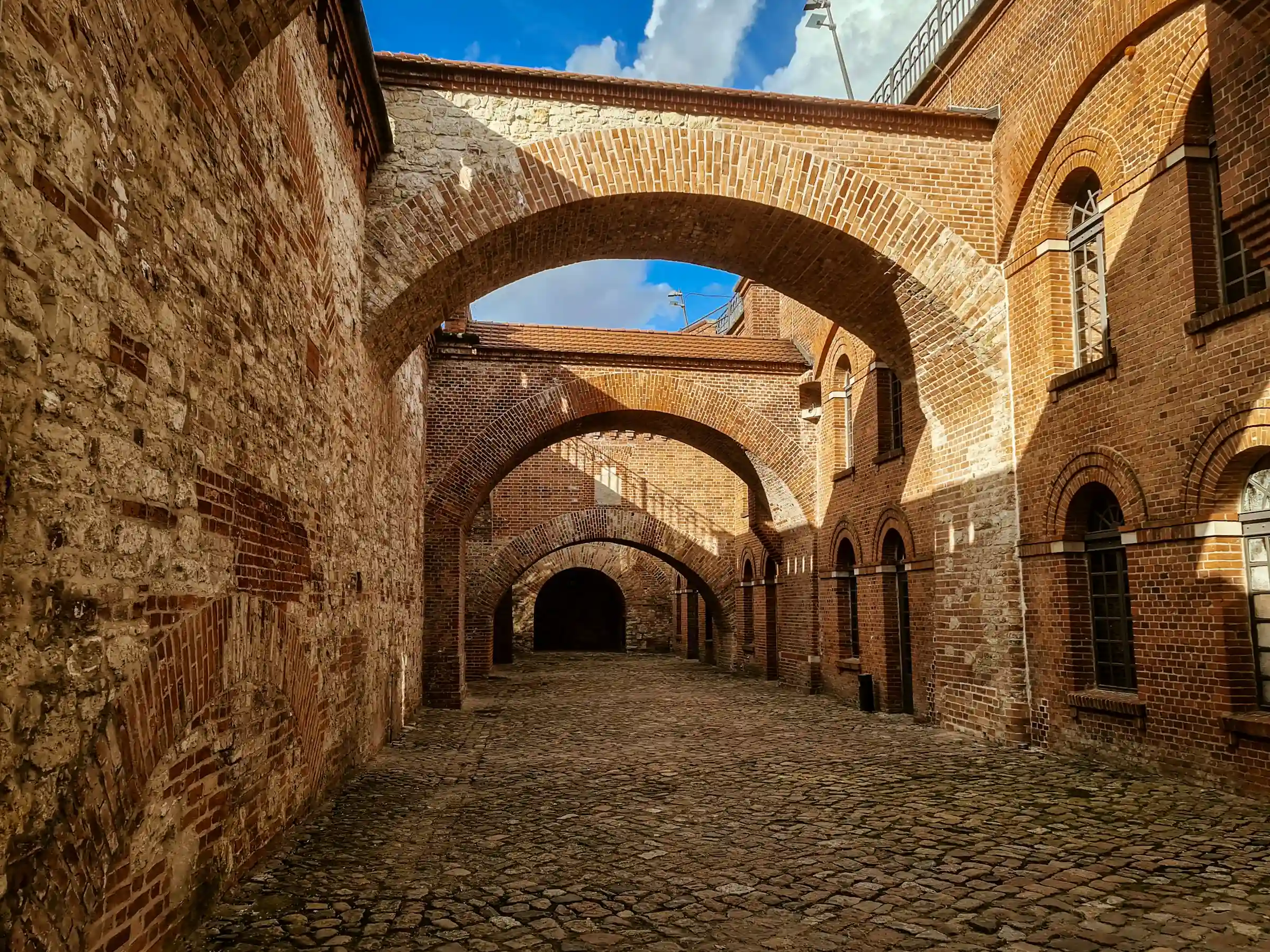 Berlin-Spandau, Zitadelle Spandau, Backsteinbögen im Innenhof