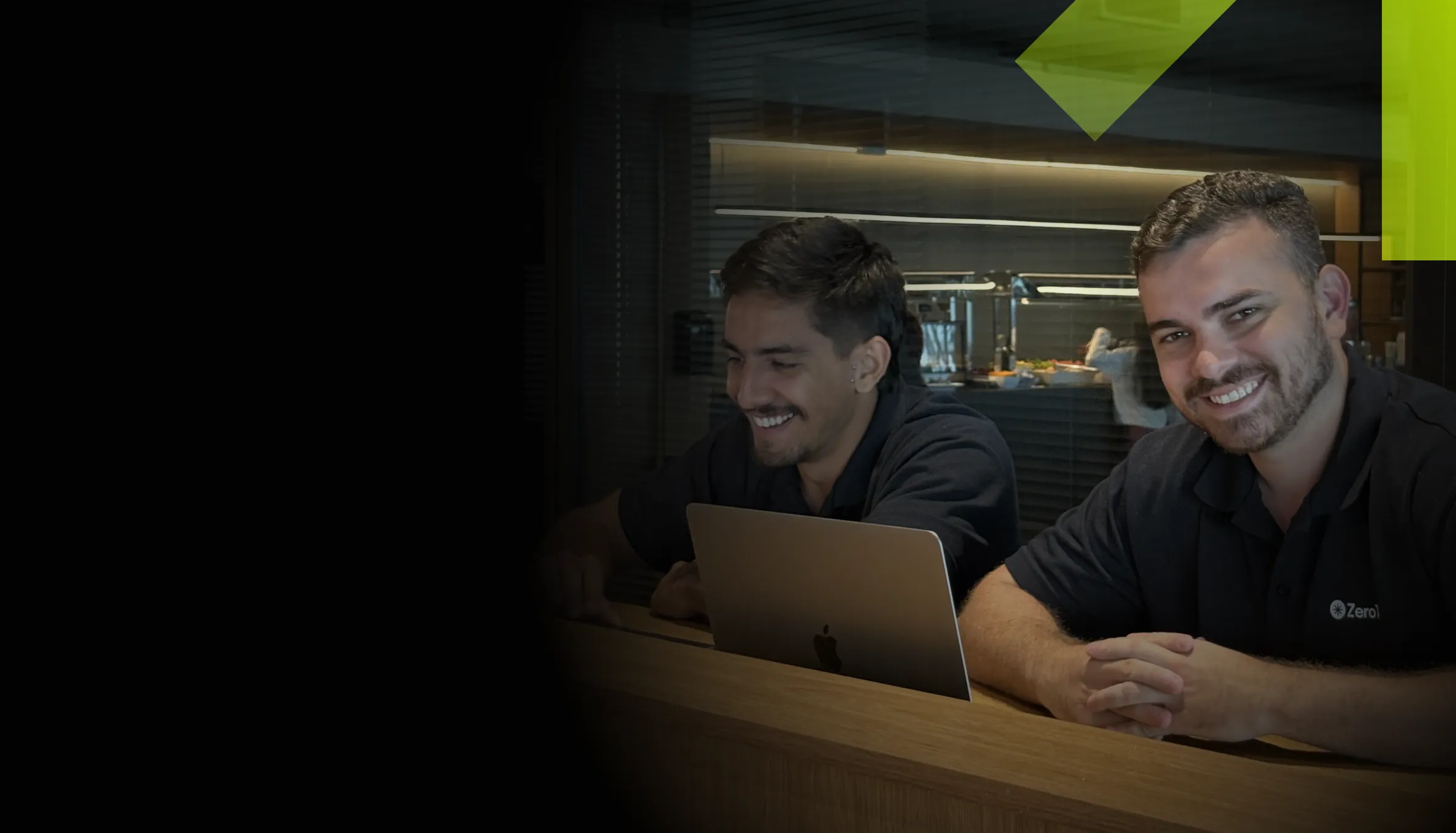 Equipe Zero14 especialistas em Growth Marketing e Performance analisando dados