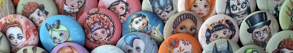 Une partie de la collection de badges à découvrir chez AZ Shop