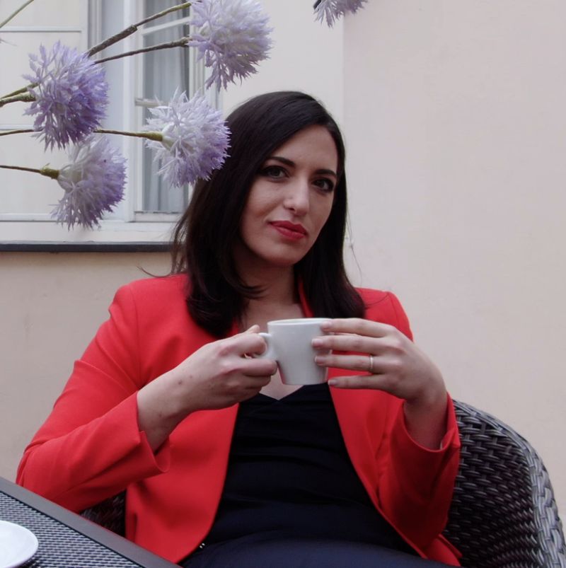 Femme assise en buvant un café