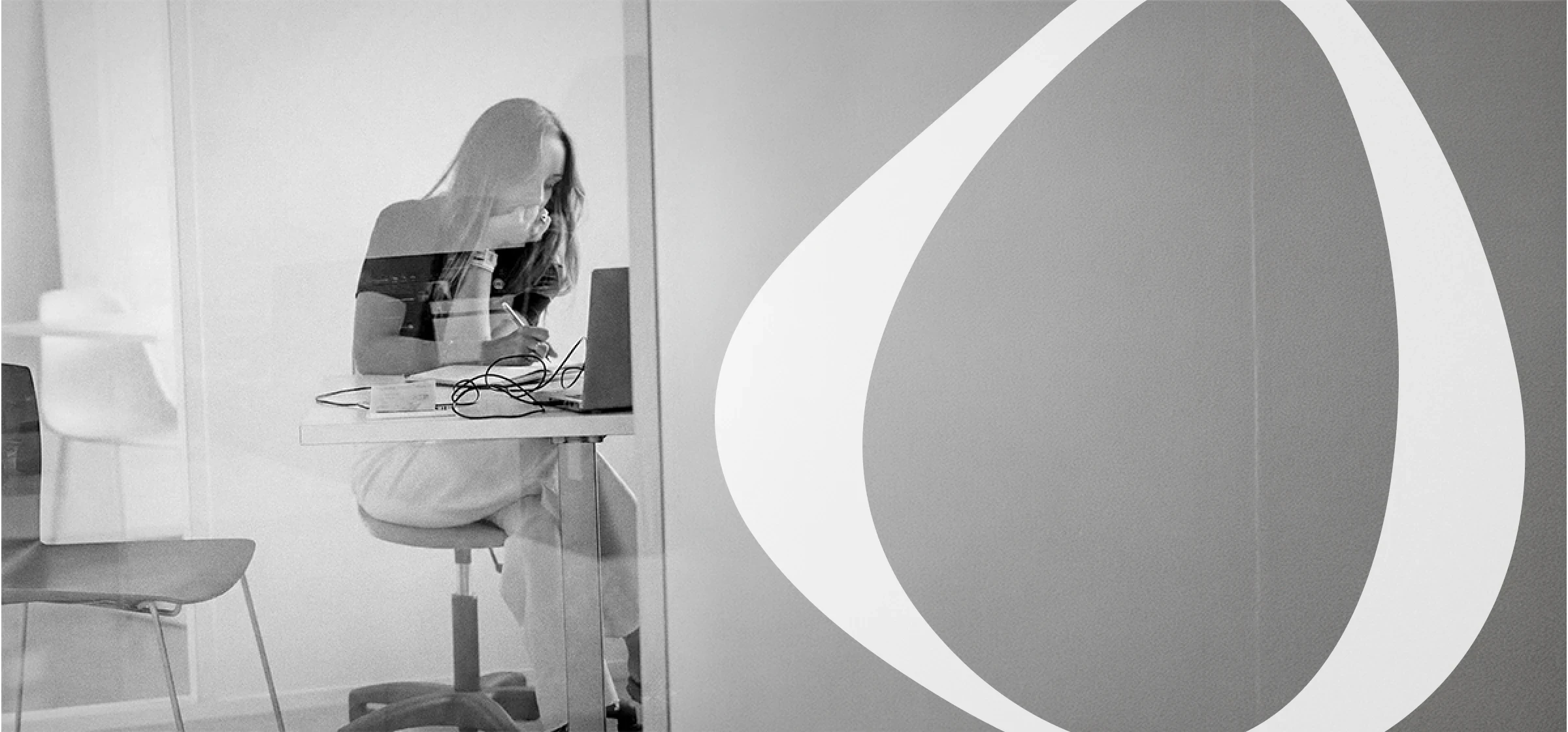 photo de la créatrice d'Aspect Studio, entrain de travailler devant un ordinateur