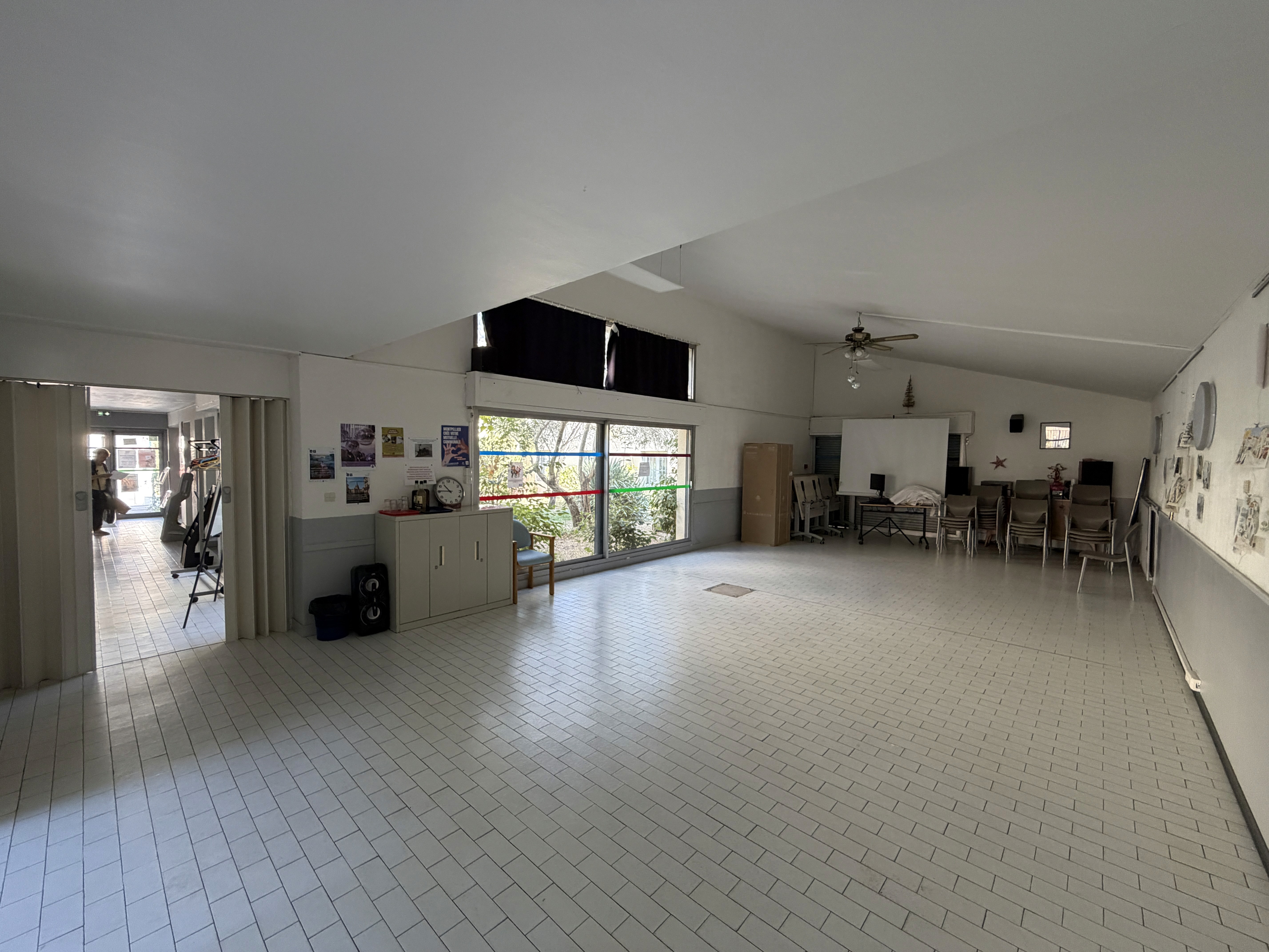 Espace intérieur existant du Club de l’Âge d’Or La Cavalerie à Montpellier, avant rénovation, restructuration et aménagement en architecture intérieure par KARBONE Architectes pour le CCAS de Montpellier.