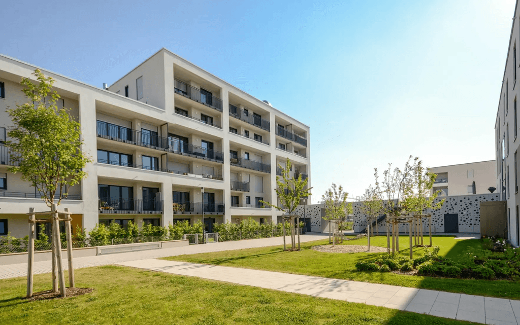 Modernes Pflegegebäude mit Außenanlage – Symbolbild für Pflegeimmobilien als systemrelevante Infrastruktur