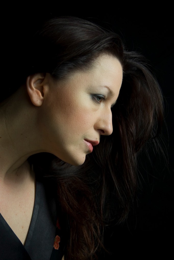 Zdjęcie Barbary Lubos na czarnym tle