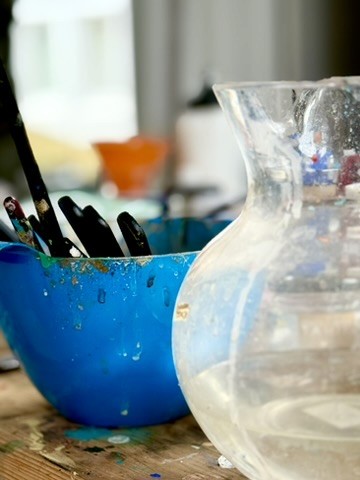 Atelier- og materialstemning knyttet til Jan Bakers kunstneriske uttrykk