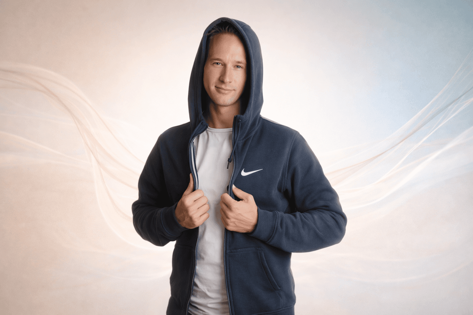 Danny van Brussel in sportkleding met capuchon staat geconcentreerd en zelfverzekerd naar voren gericht, een beeld dat voeding en ritme symboliseert.