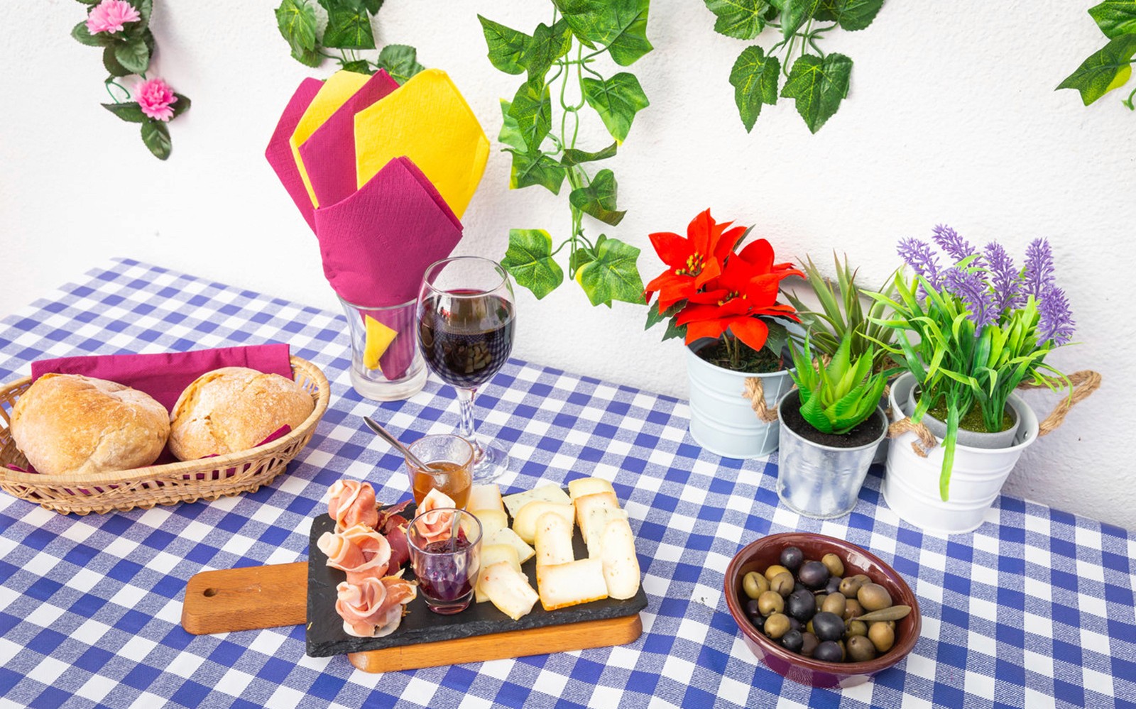 Portugese snacks en wijn op een geruit kleed tijdens een wandeltocht door Lissabon.