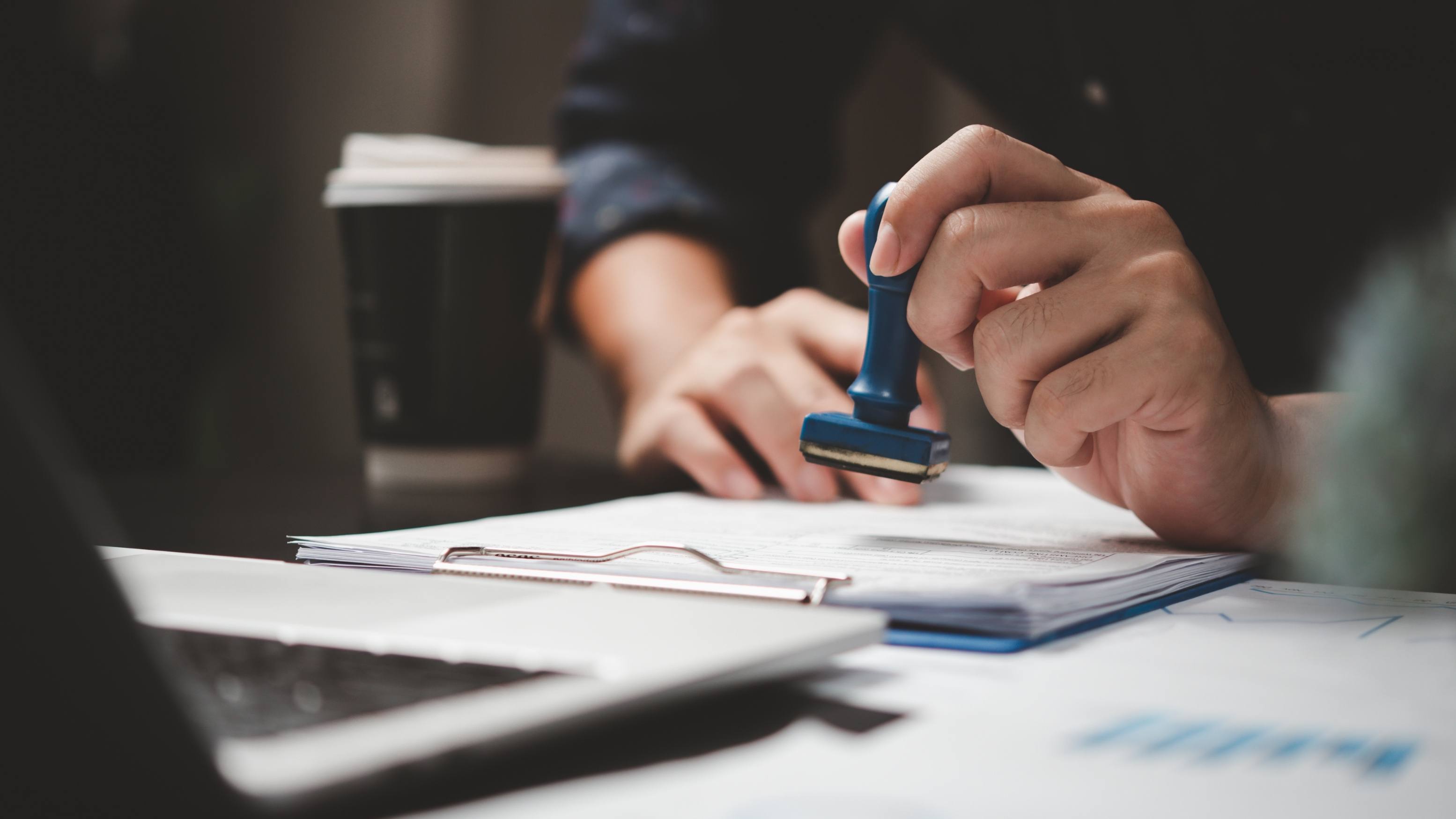 一位马来西亚商家正在办理营业执照审批