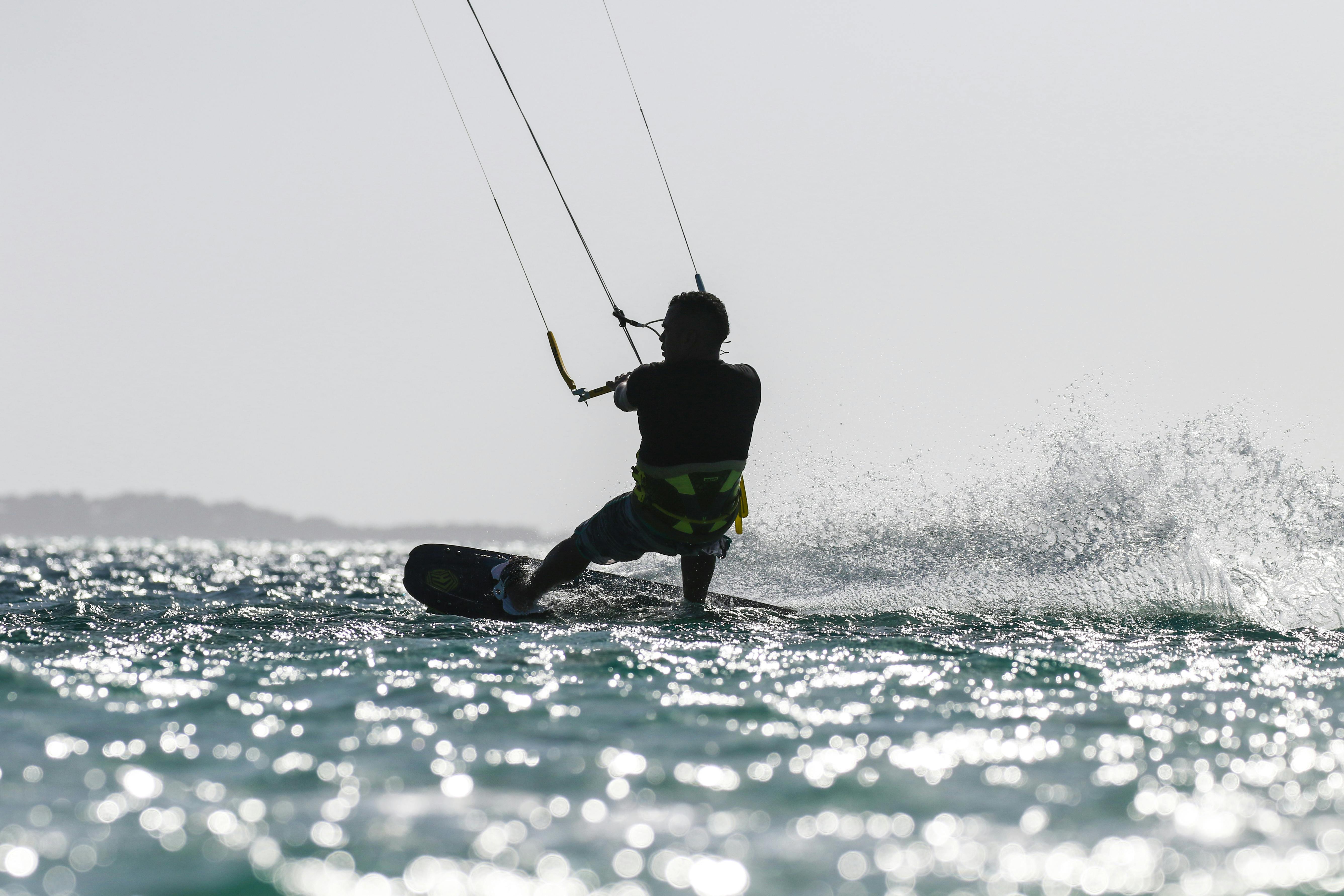 Un homme fait du kitesurf en mer