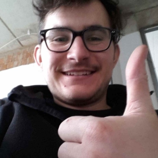 Junger Handwerker auf der Baustelle