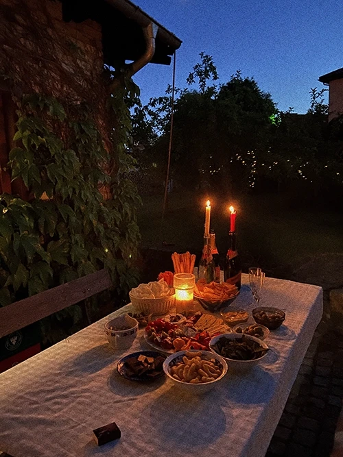 Stół z jedzeniem i świecami 