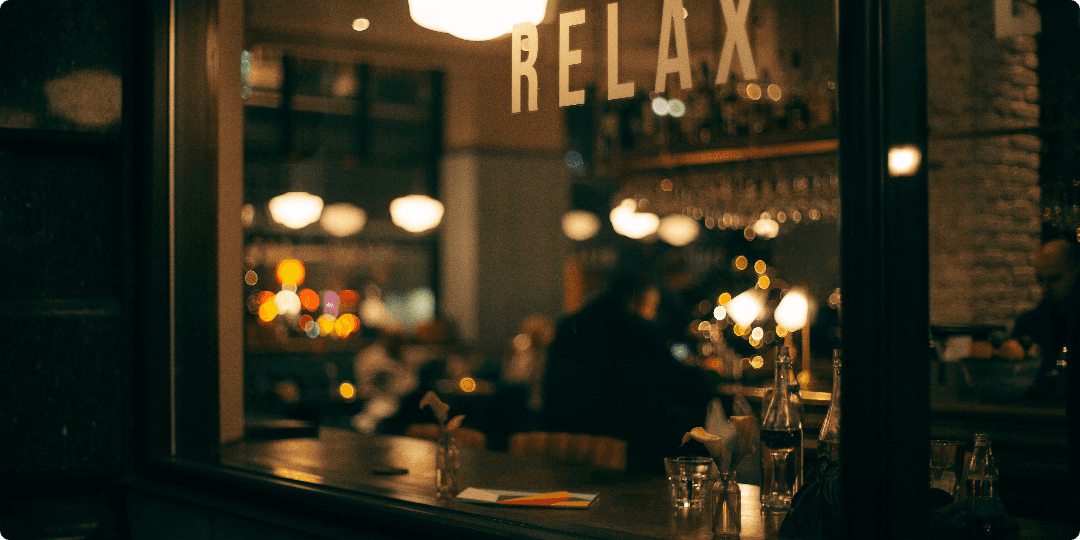 Sfeervolle restaurantomgeving met relax sfeer in Scheveningen