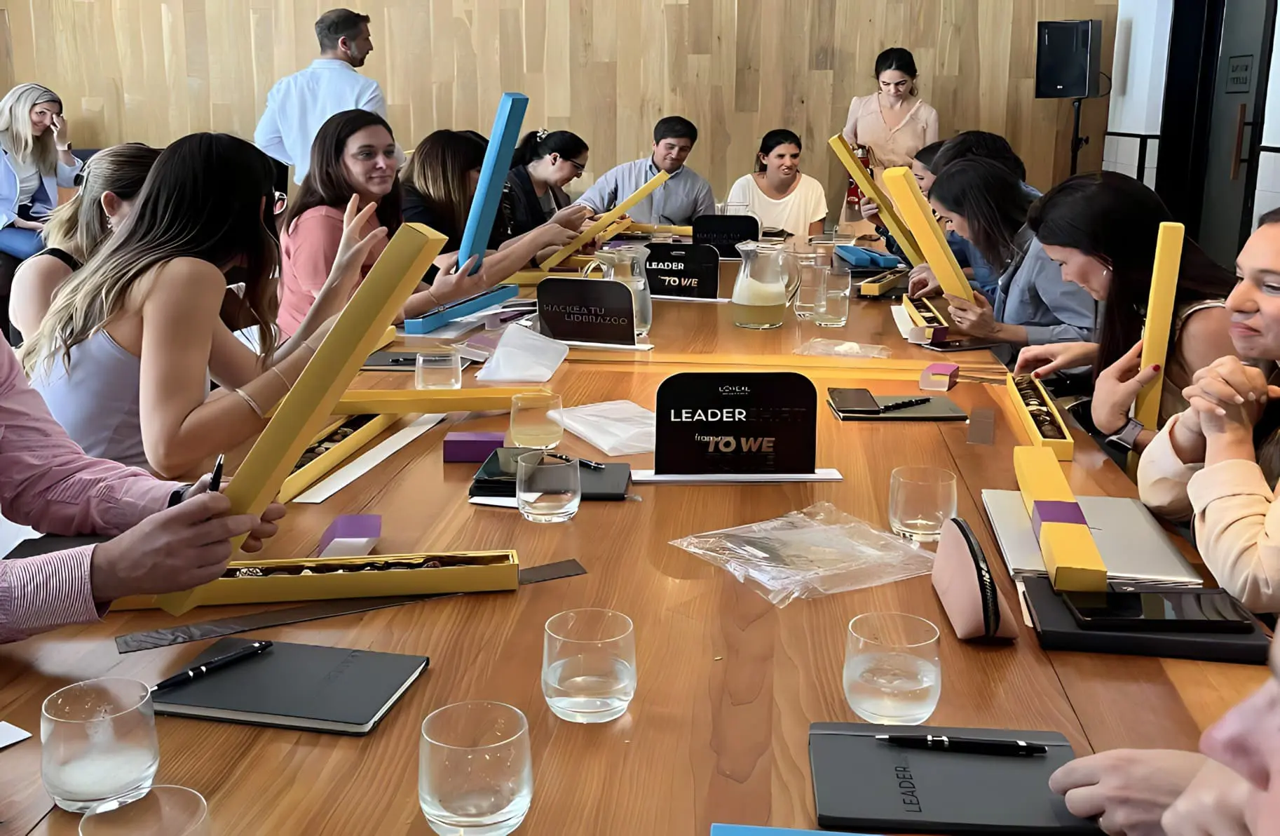 Personas sentadas en una mesa debatiendo