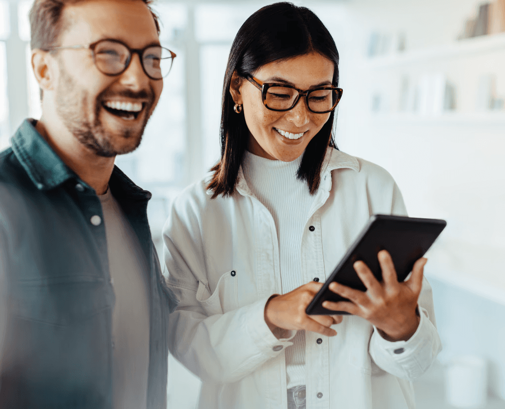 drei junge Leute, die an ihren Laptops arbeiten