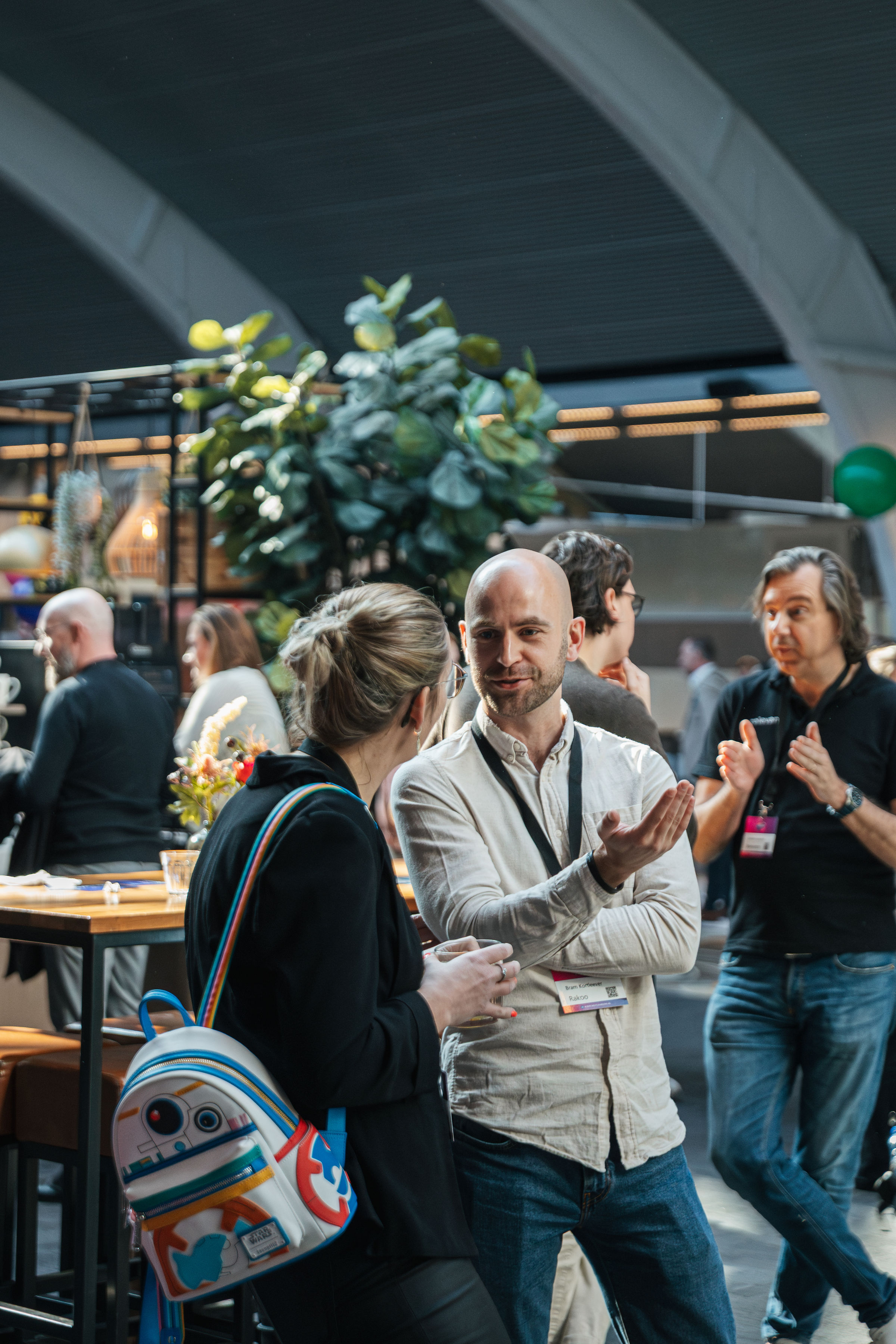 Foto van twee lachende vrouwen in gesprek