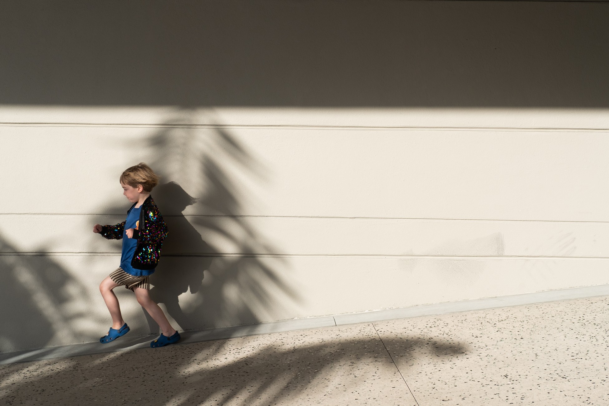 candid-child-running-on-city-sidewalk-new-york-photographer