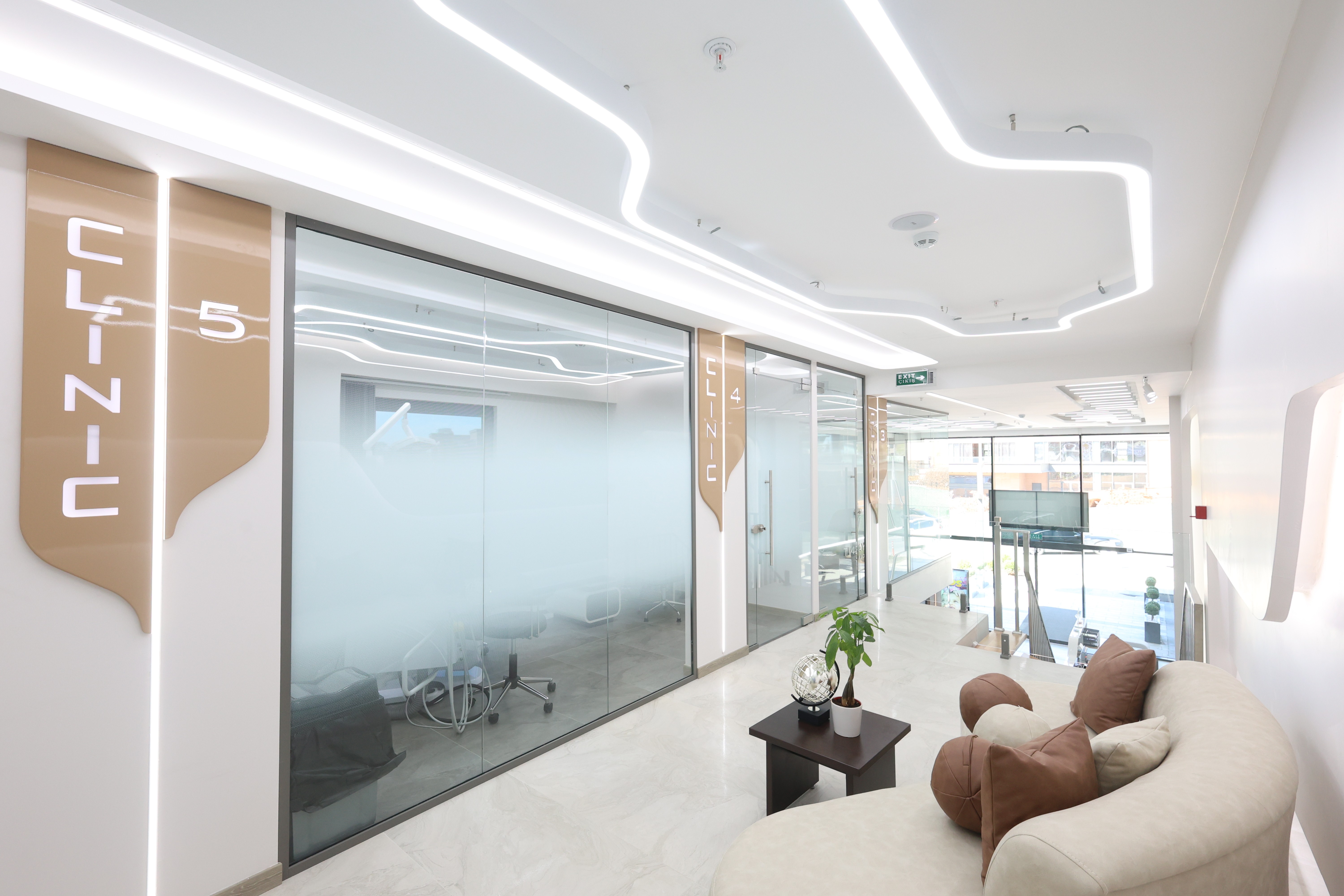 Patient nach ästhetischer Zahnkorrektur mit natürlichem Ergebnis