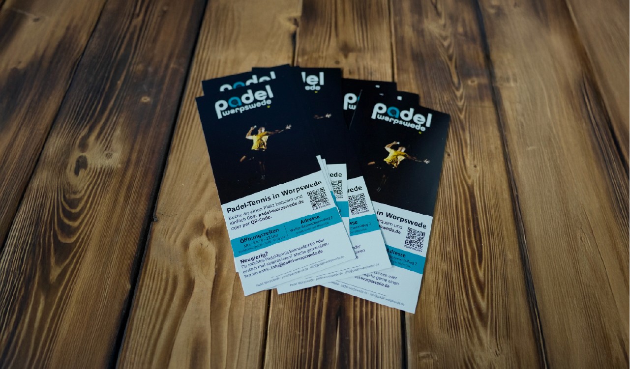 Flyer auf einem Tisch