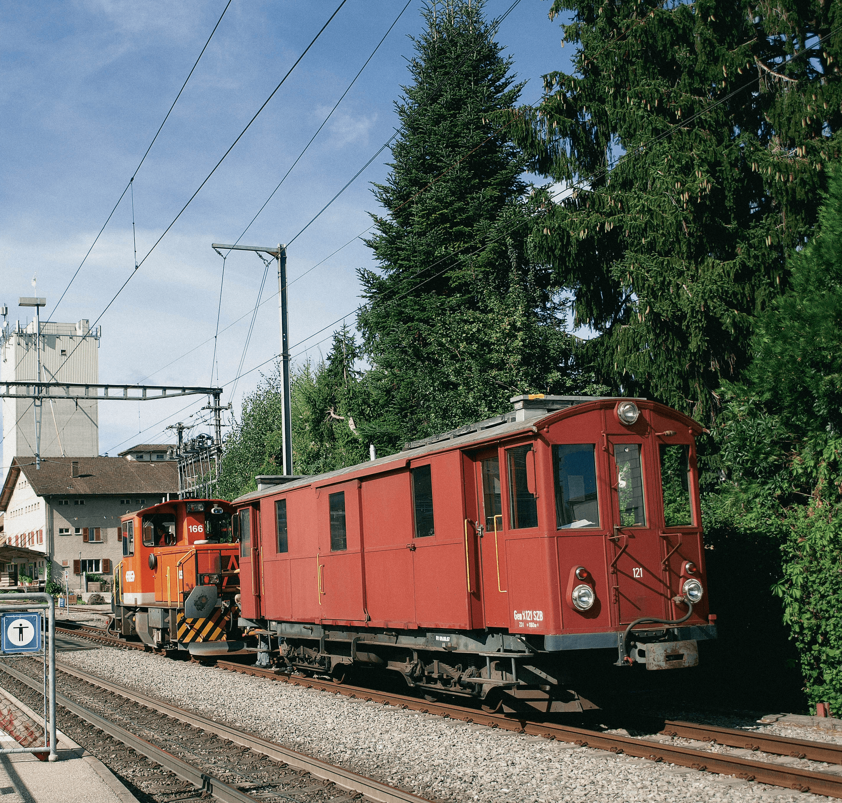 Das rötliche historische Güterfahrzeug auf dem Streckennetz