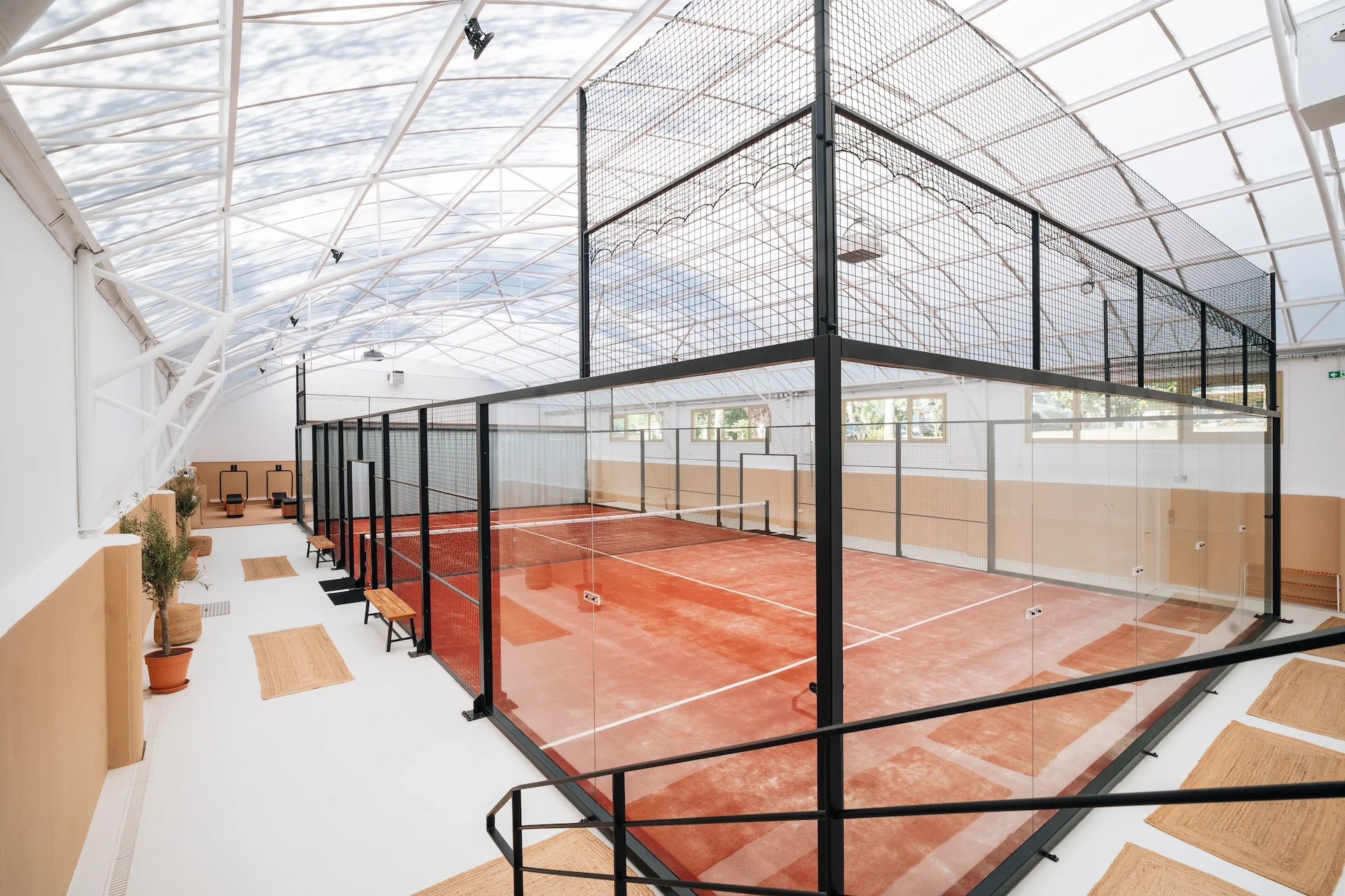 Terrain de padel couvert, sport de raquette en intérieur. Pour jouer au padel en toute saison.