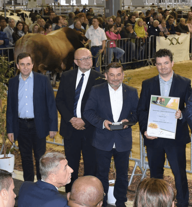 Zástupcovia spoločnosti Merkanta s hrdosťou preberajú ocenenie a diplom na poľnohospodárskom veľtrhu Animal Tech za prínos a inovatívne technológie v chove dobytka.