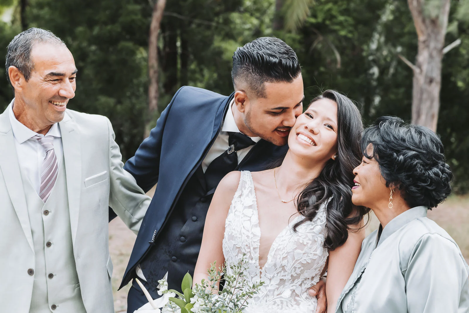 Photo de groupe avec les parents des mariés — Mariage Réunion | David Dijoux