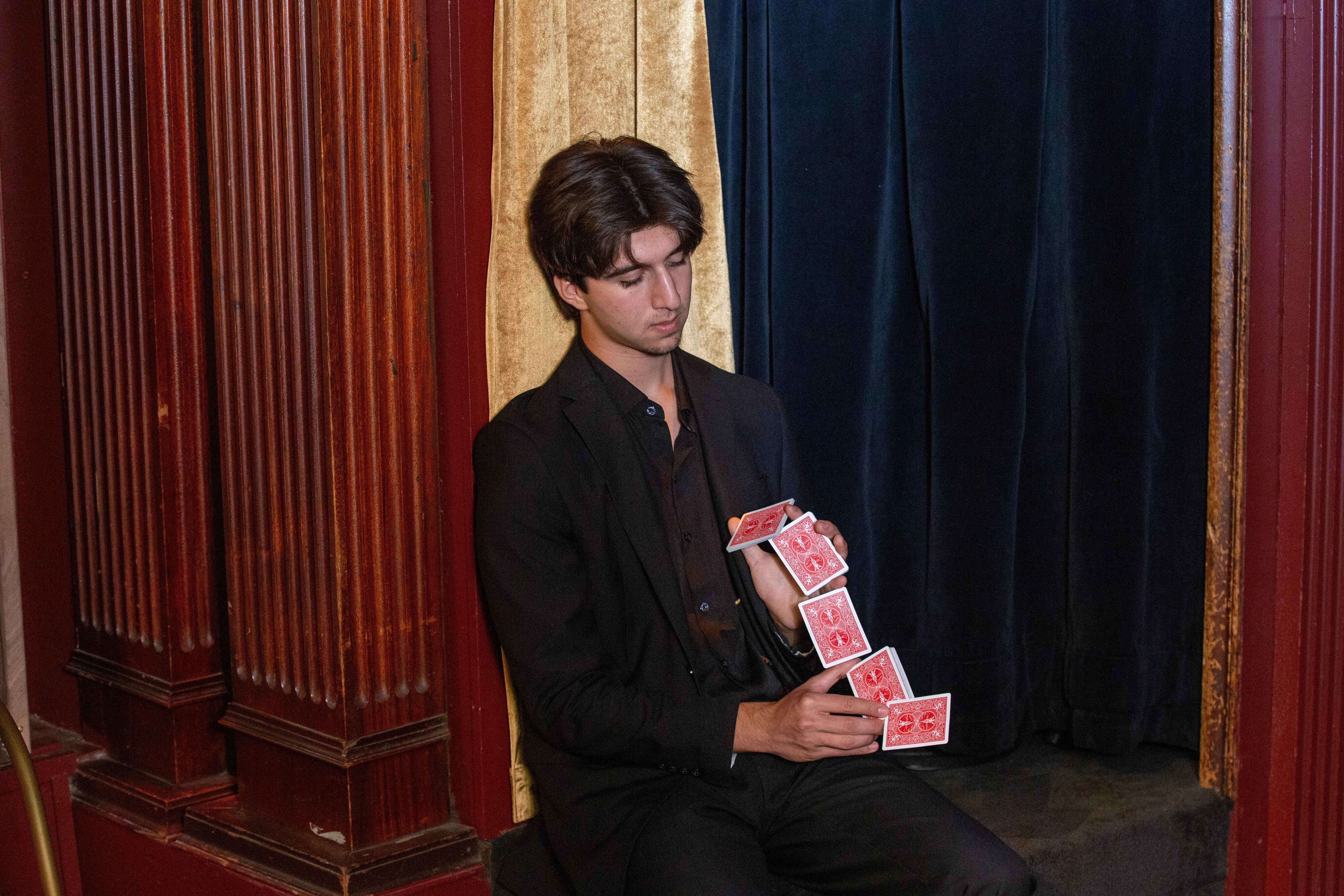 Oz Shemesh performing a card trick