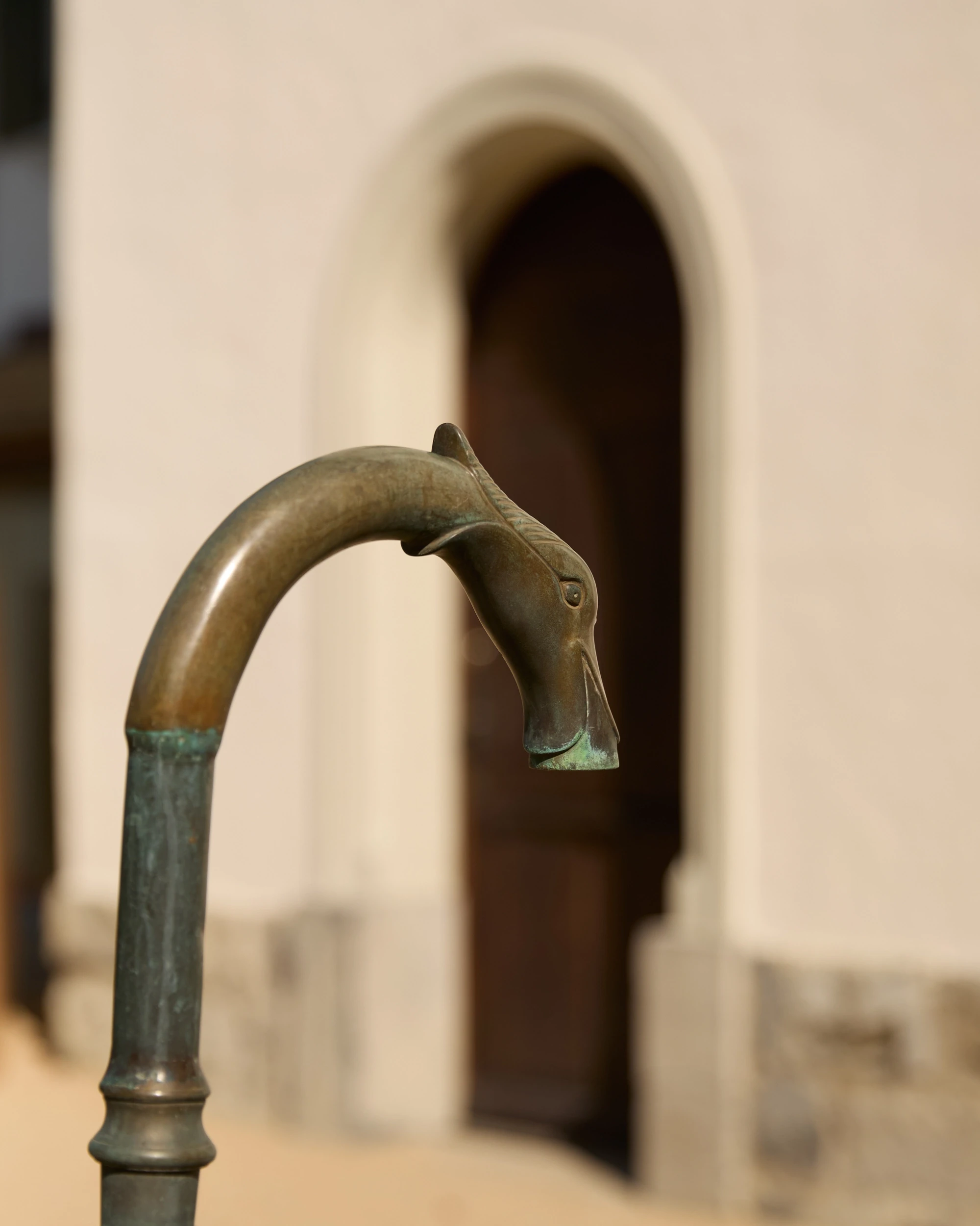 Détail du bec de la fontaine dans le jardin historique classé du Château de Saint-Prex, élément patrimonial du domaine au bord du lac Léman.
