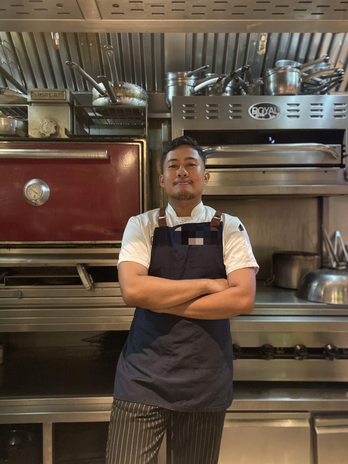 man in green crew neck shirt and black hat