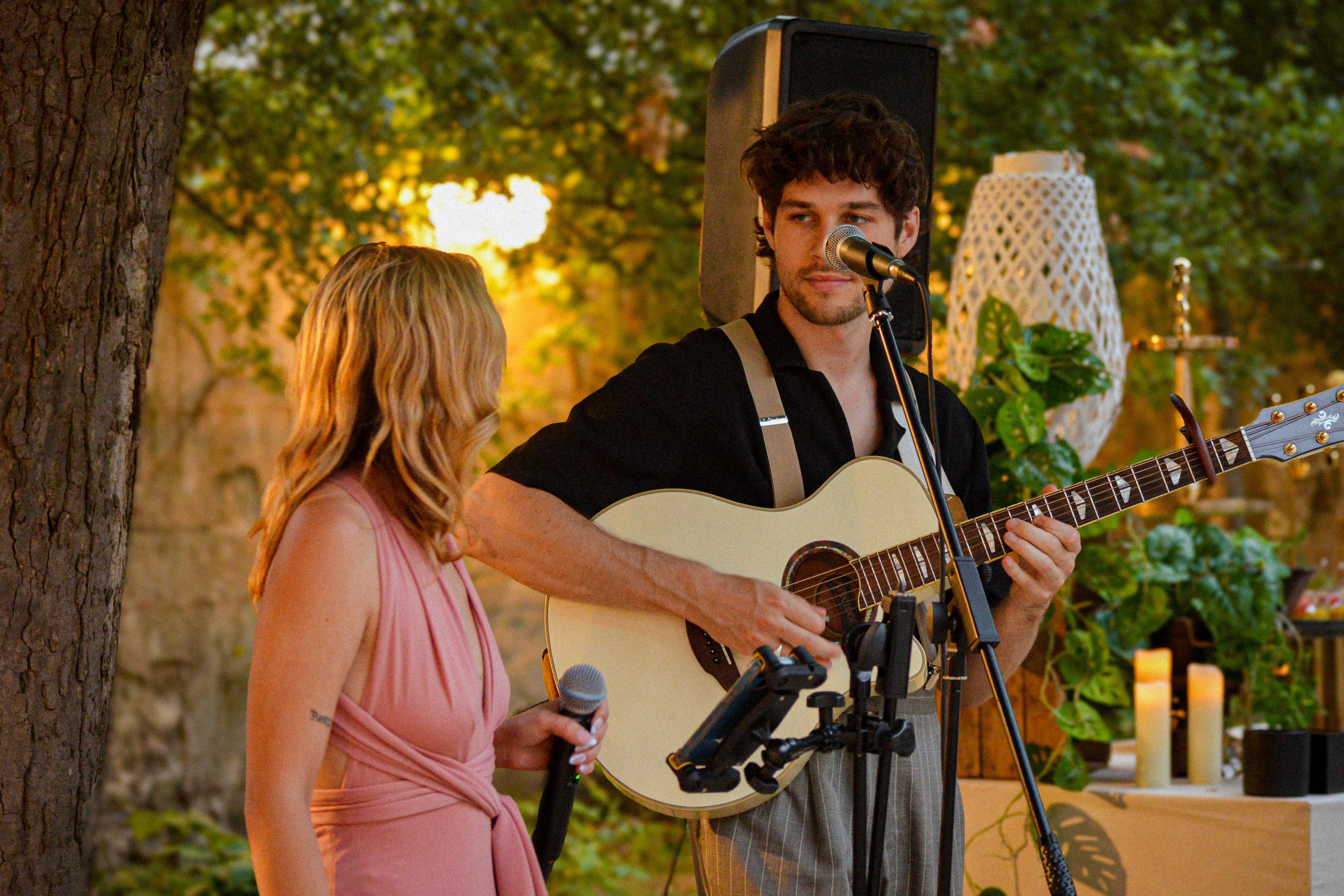 Concert de Montcoeur en trio festif roaming lors d'un mariage