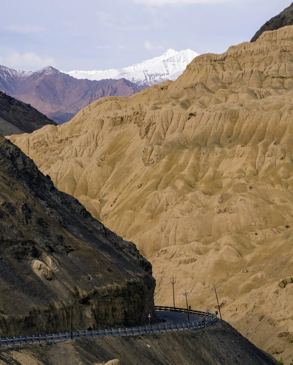 Formaciones de arcilla erosionada junto a la carretera en el paisaje lunar de Ladakh