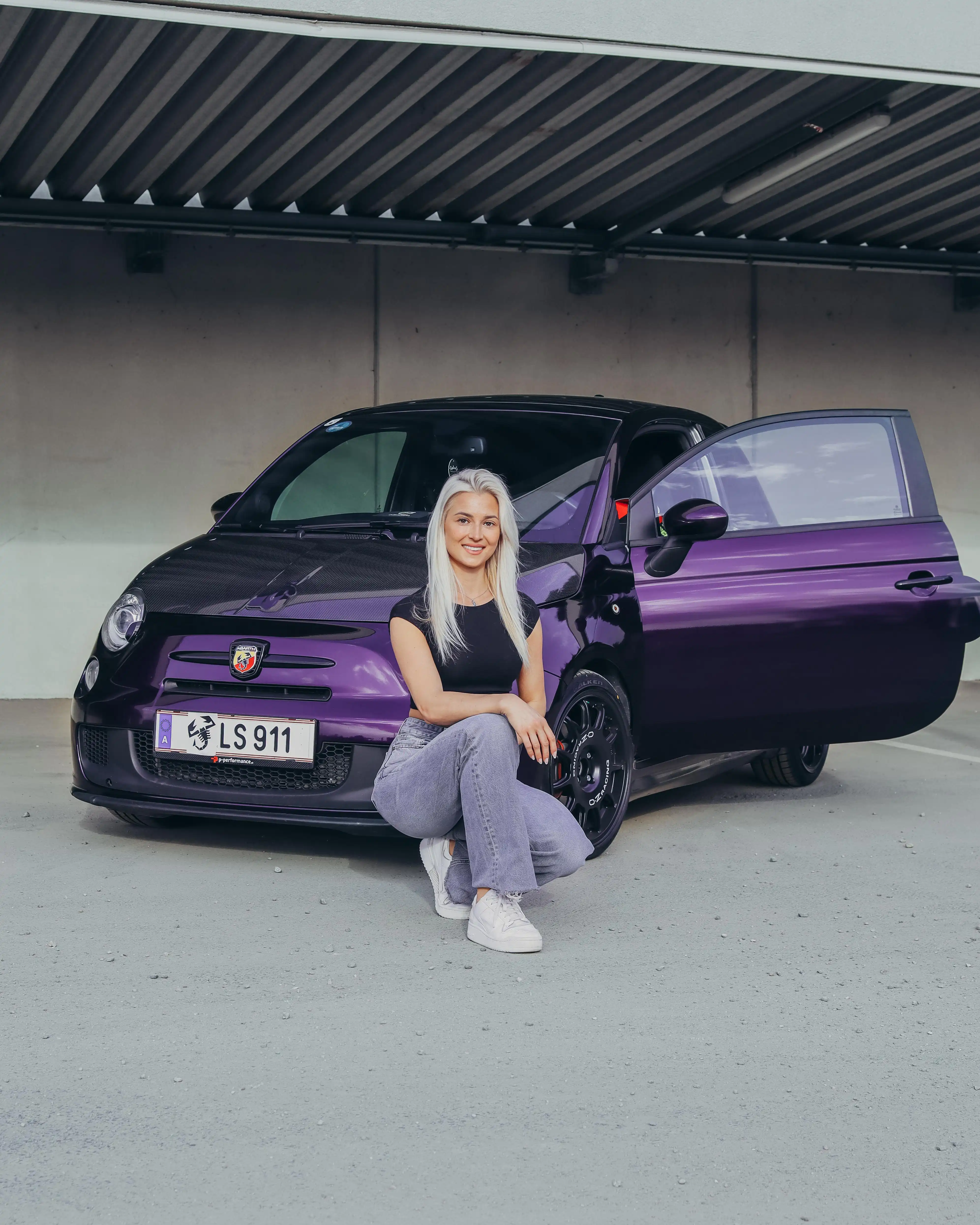 Laura Sommer vor ihrem vollfolierten Fiat Abarth 500 in Dark Purple