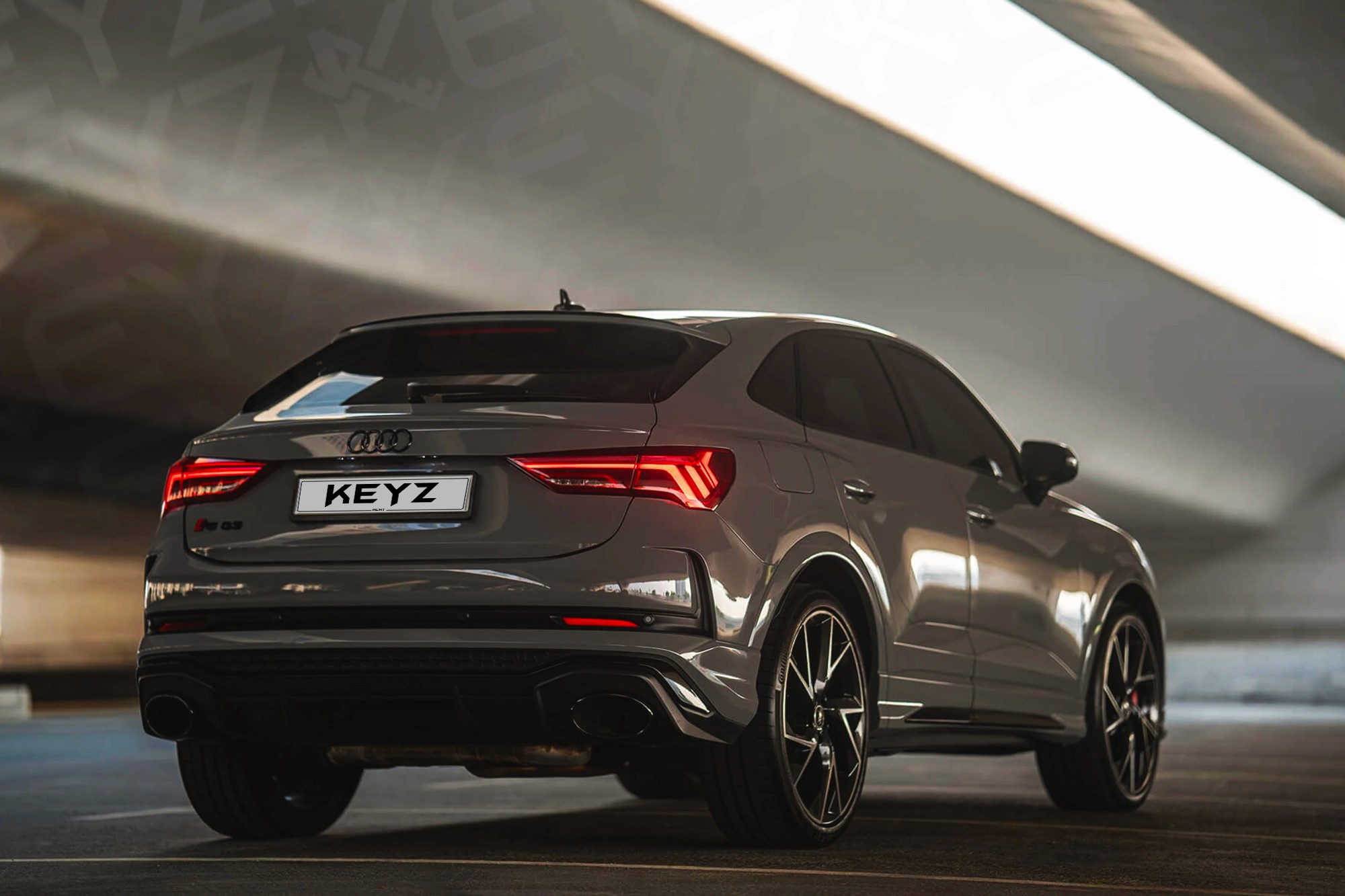 Vue extérieure arrière Audi RSQ3 Gris – Location SUV à Dubaï | Keyz Rent