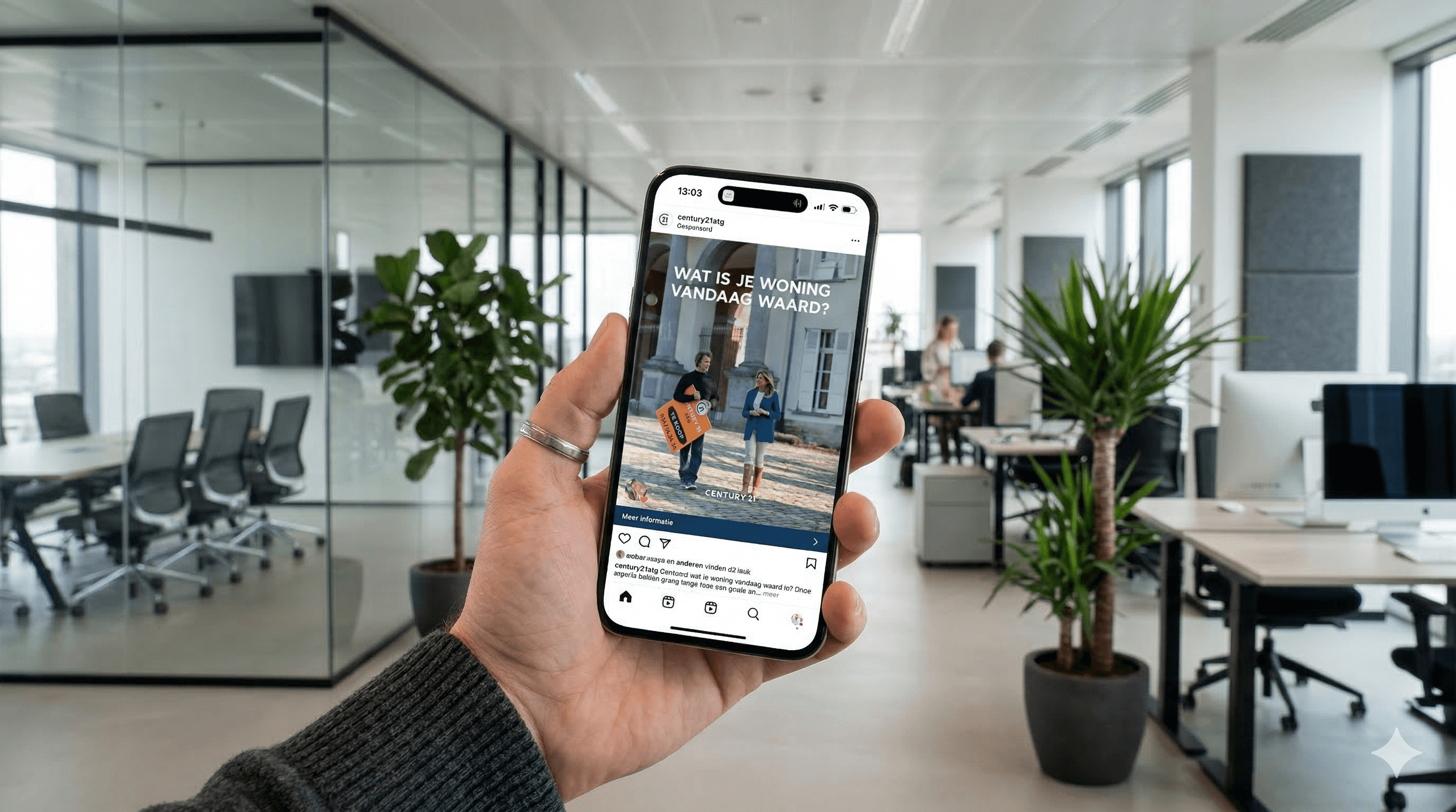 een iphone in een hand met een kantoor op de achtegrond, de iphone toont een meta ad van immo