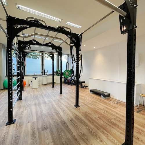 Unser Sportraum mit dem Trainingskäfig und einigem Equipment.