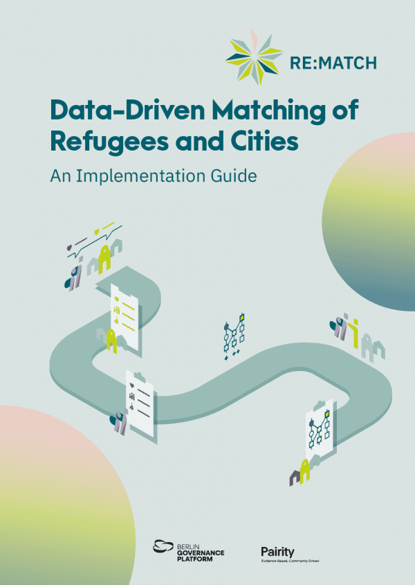 Frau mit geschlossenen Augen, roten Haaren und einem grünen Blatt vor ihrem Gesicht.